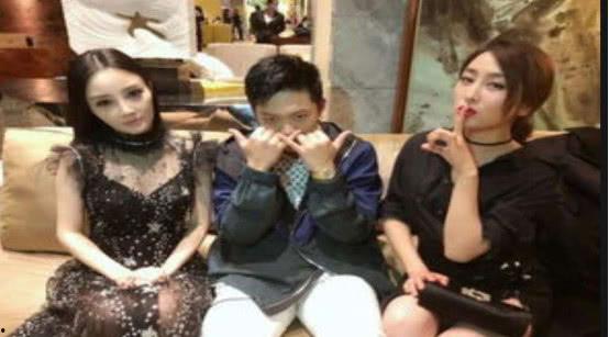 娱乐圈坐板凳吃瓜,坐板凳吃瓜，揭秘明星幕后故事